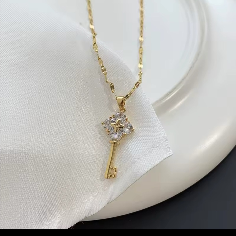 Elegant Gold Key Pendant Necklace